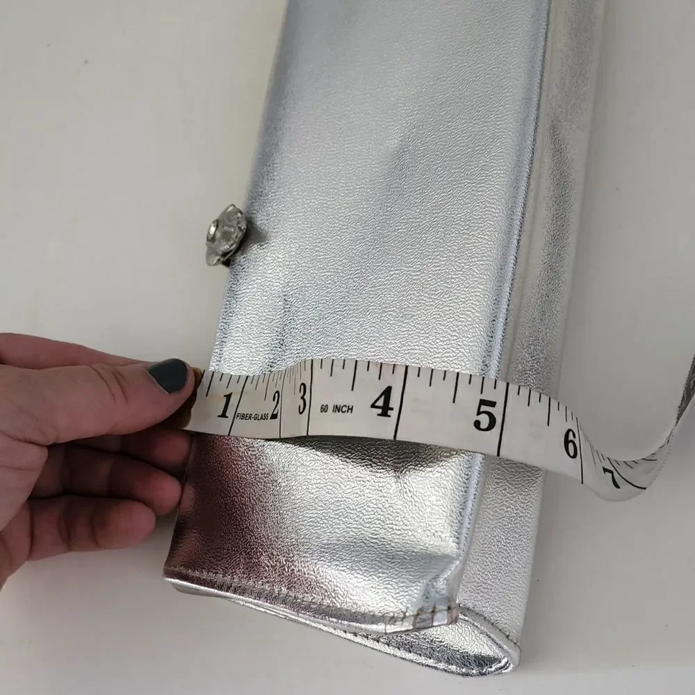 VTG 1960s Silver handbag with silver chain Detail